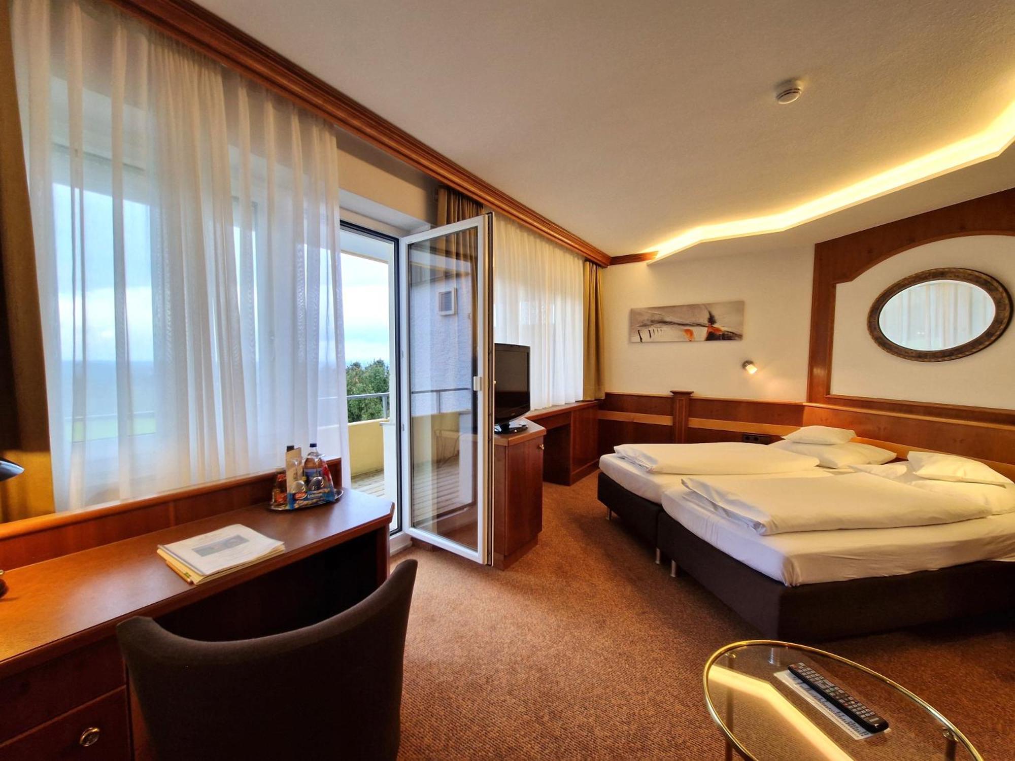Badhotel Restaurant Stauferland บาดบอล ภายนอก รูปภาพ