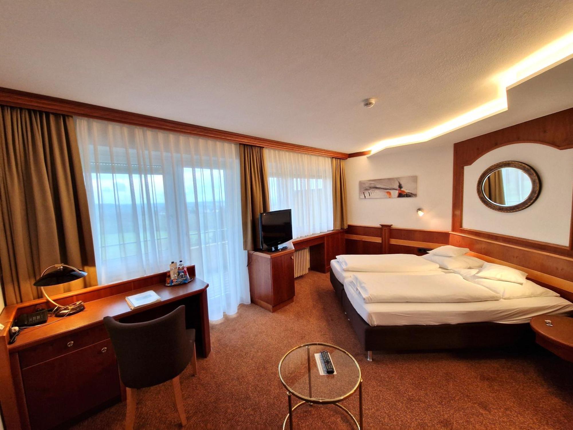 Badhotel Restaurant Stauferland บาดบอล ภายนอก รูปภาพ