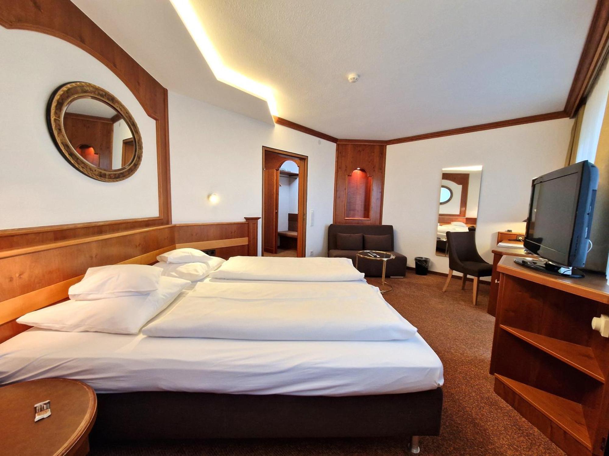 Badhotel Restaurant Stauferland บาดบอล ภายนอก รูปภาพ