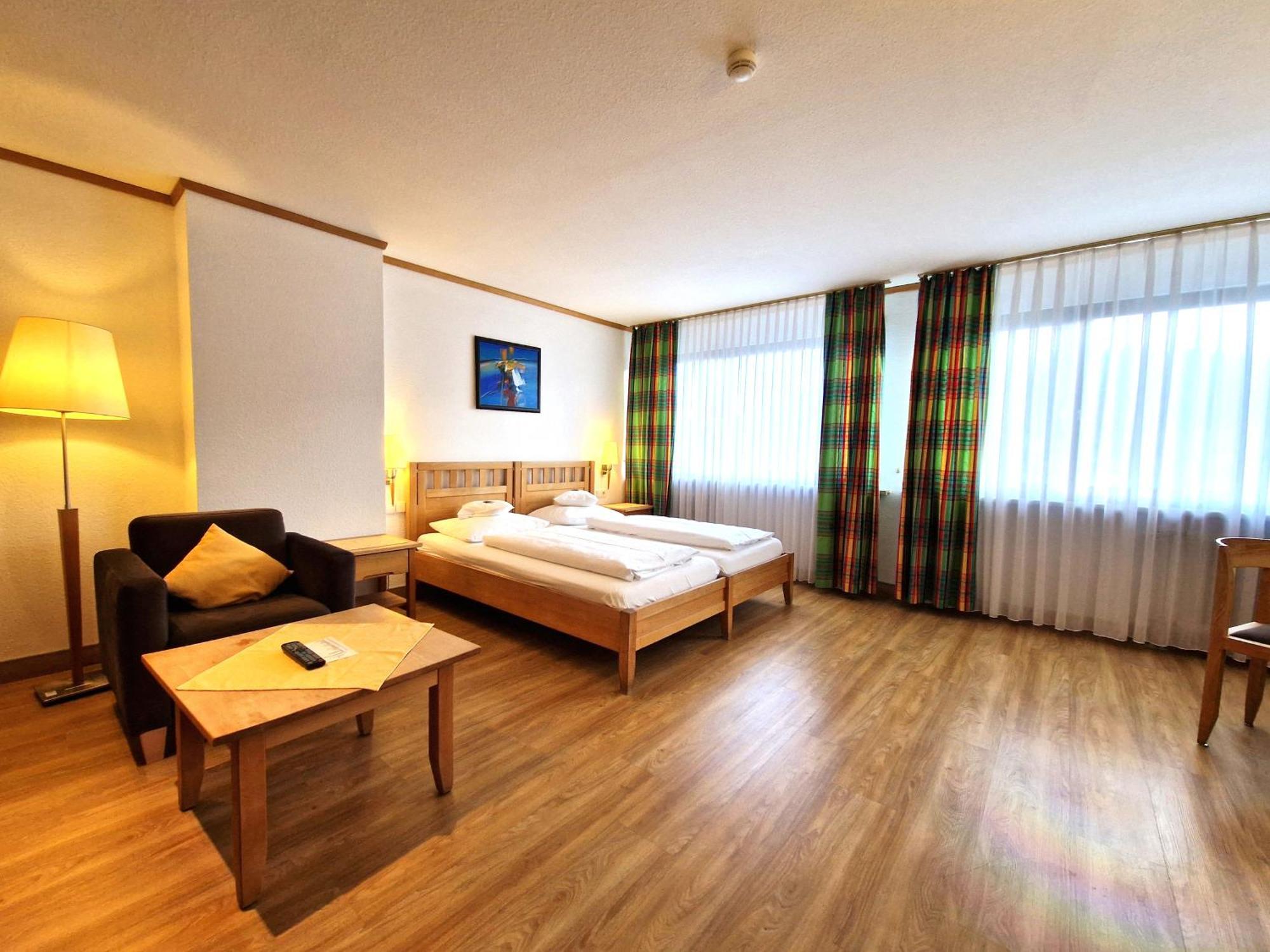 Badhotel Restaurant Stauferland บาดบอล ภายนอก รูปภาพ