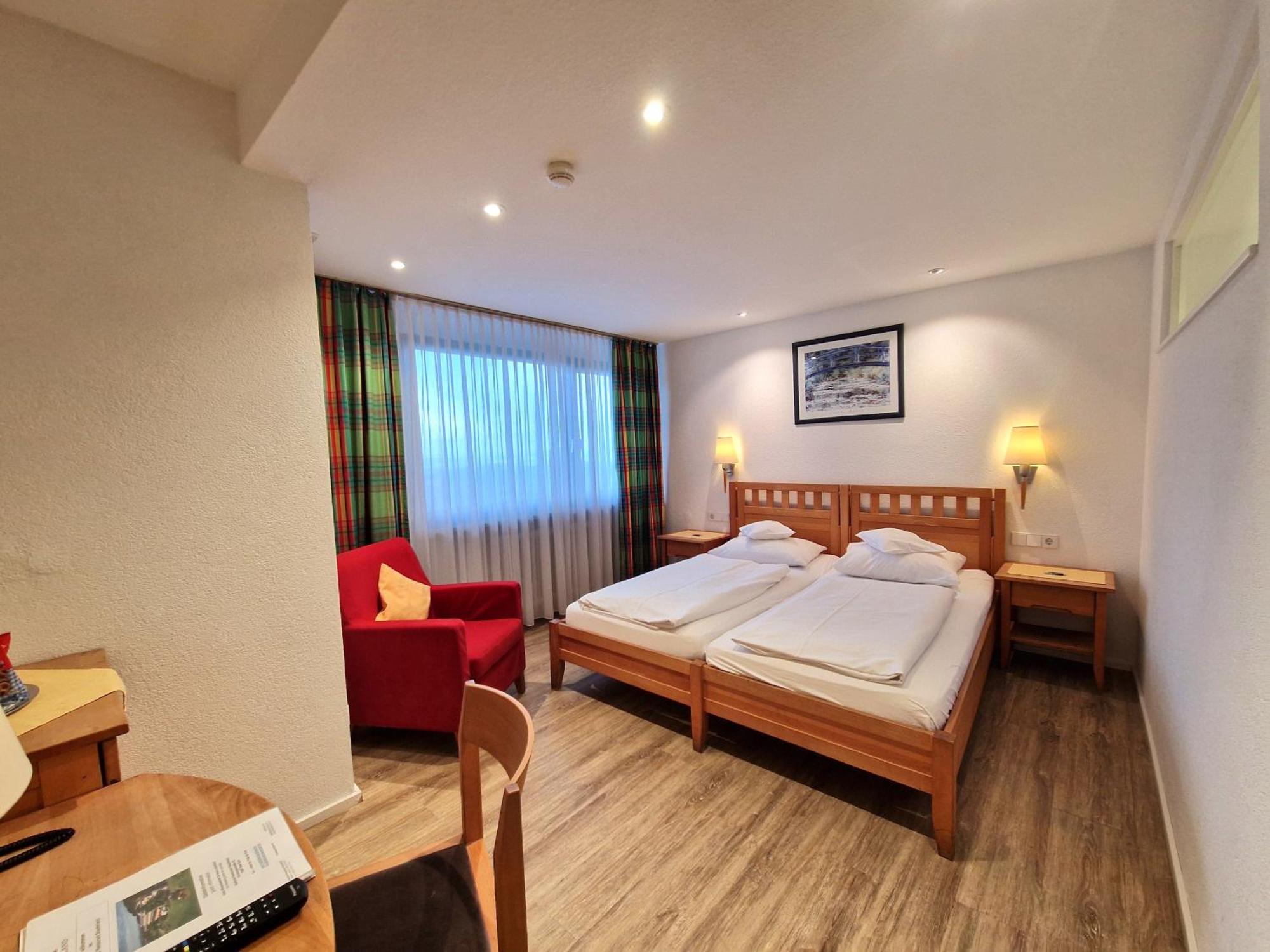 Badhotel Restaurant Stauferland บาดบอล ภายนอก รูปภาพ