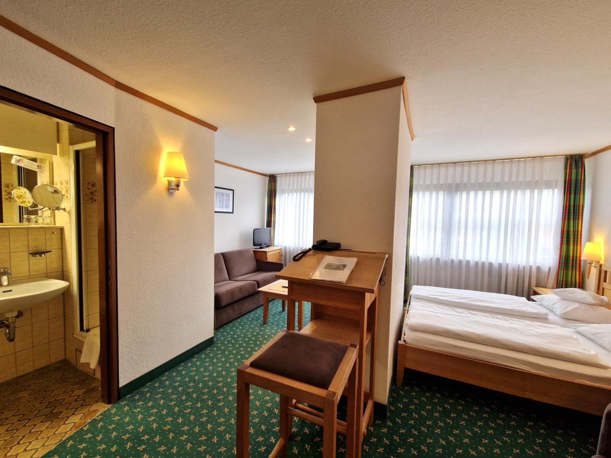 Badhotel Restaurant Stauferland บาดบอล ภายนอก รูปภาพ
