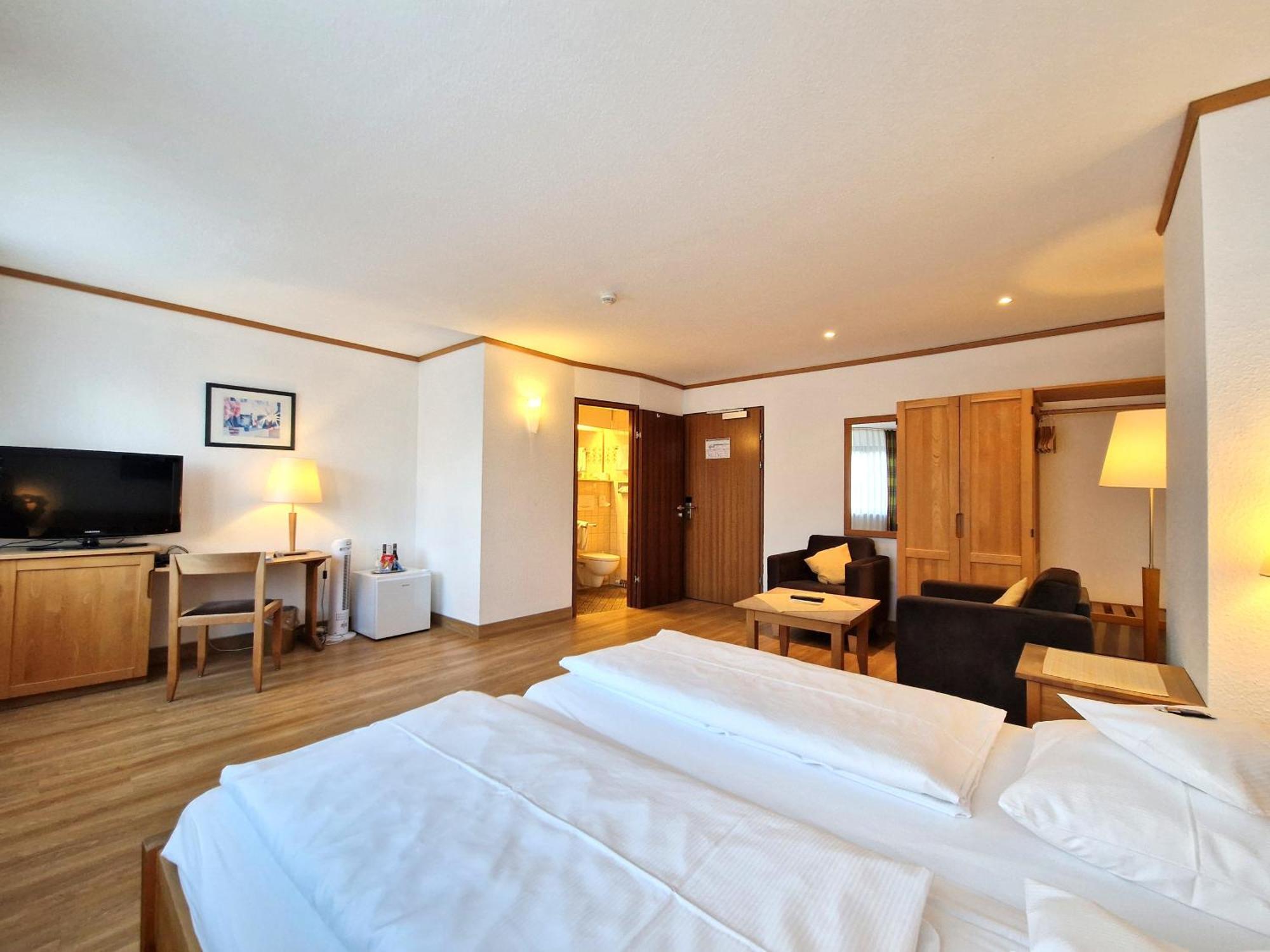 Badhotel Restaurant Stauferland บาดบอล ภายนอก รูปภาพ