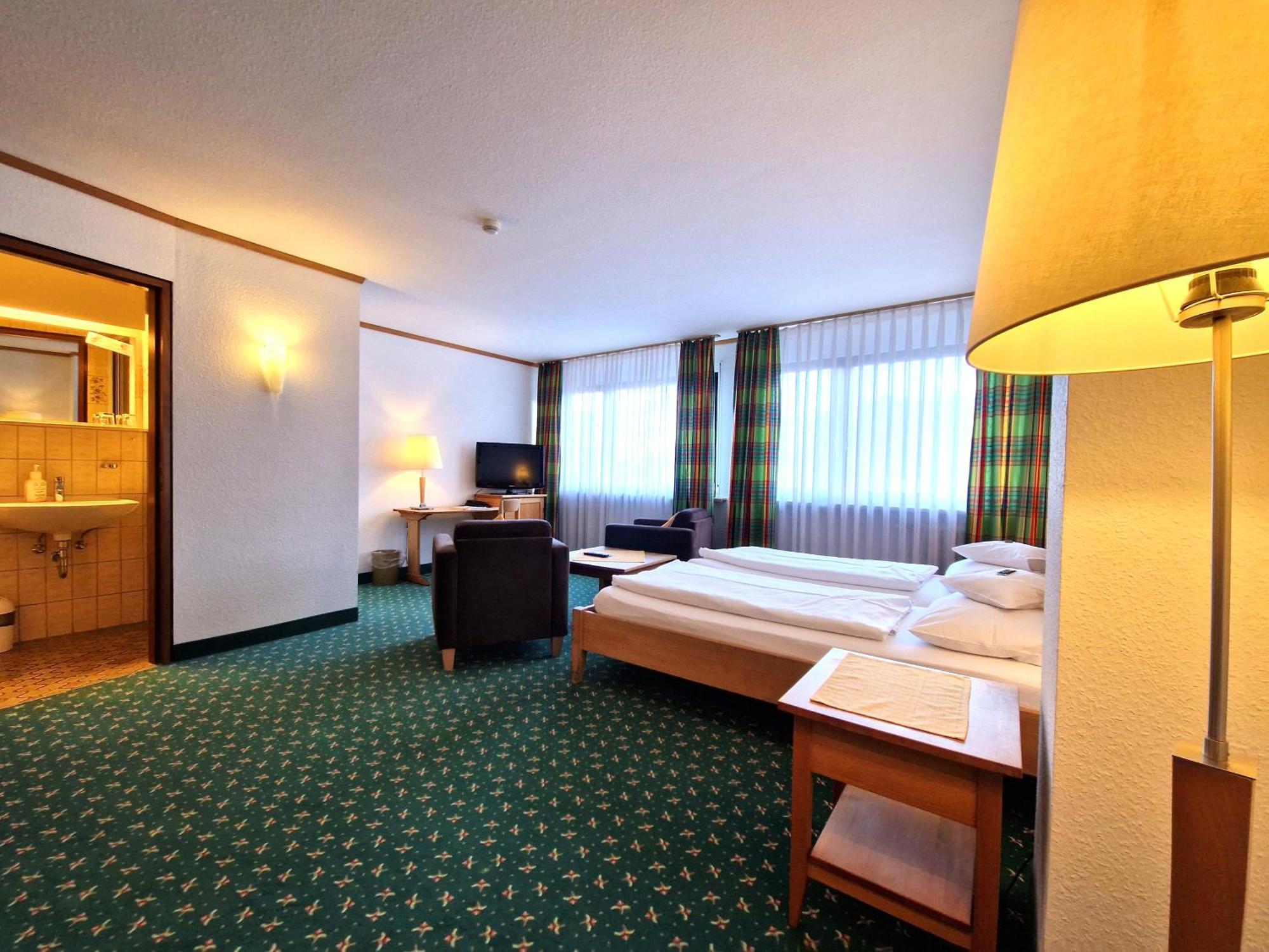 Badhotel Restaurant Stauferland บาดบอล ภายนอก รูปภาพ