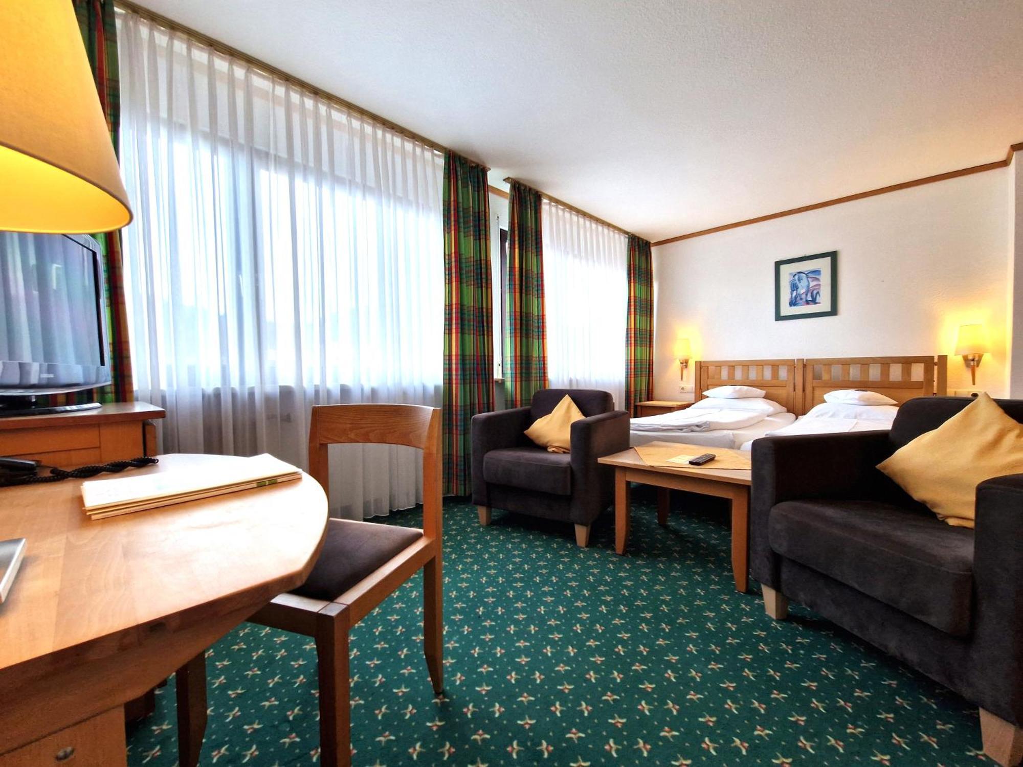 Badhotel Restaurant Stauferland บาดบอล ภายนอก รูปภาพ