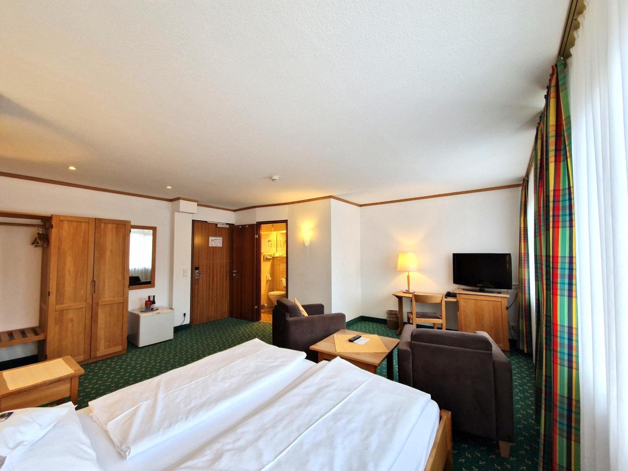 Badhotel Restaurant Stauferland บาดบอล ภายนอก รูปภาพ